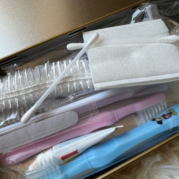 Disney Explorers Amenity Kit Hong Kong Disney New‎ in tin - Picture 4 of 4